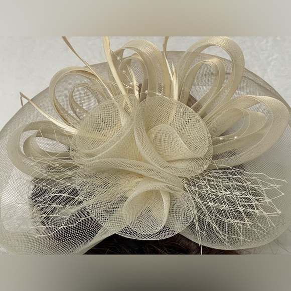 Amazing cream, color, vintage wedding fascinator hair clip feathers pearls - Picture 9 of 9